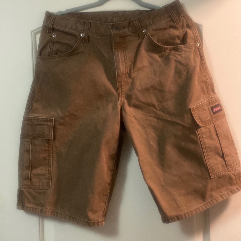 Men’s Dickies Cargo shorts Size 32. Color: Brown
